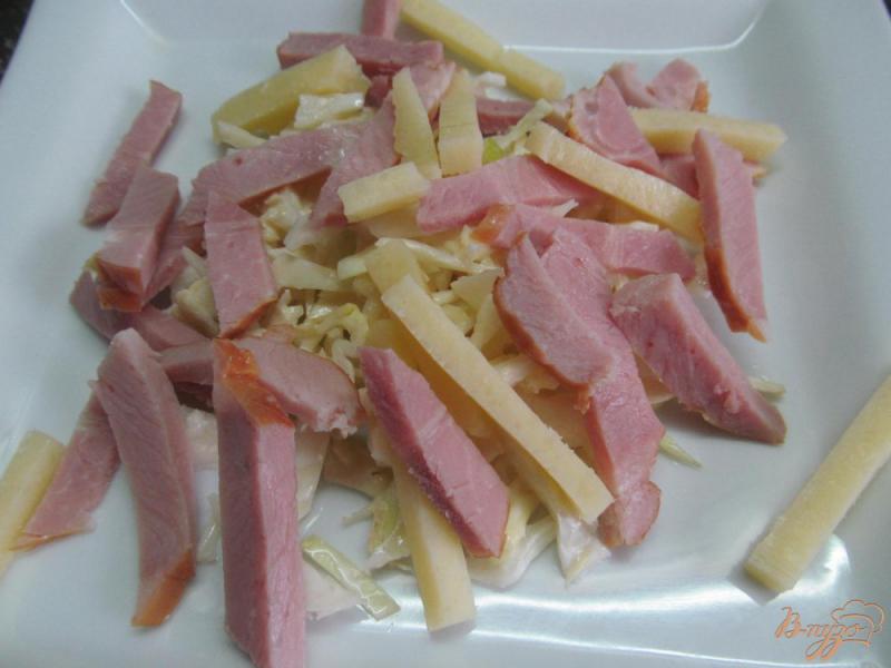 Фото приготовление рецепта: Салат с капустой ветчиной и сыром шаг №6