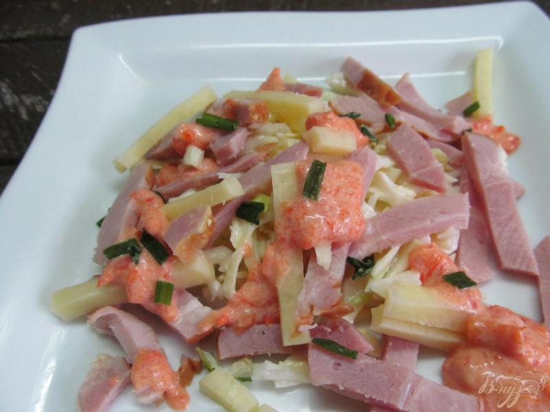 Фото приготовление рецепта: Салат с капустой ветчиной и сыром шаг №7