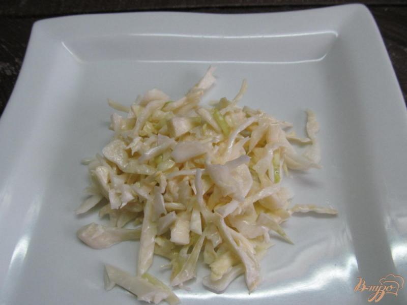 Фото приготовление рецепта: Салат с капустой ветчиной и сыром шаг №5