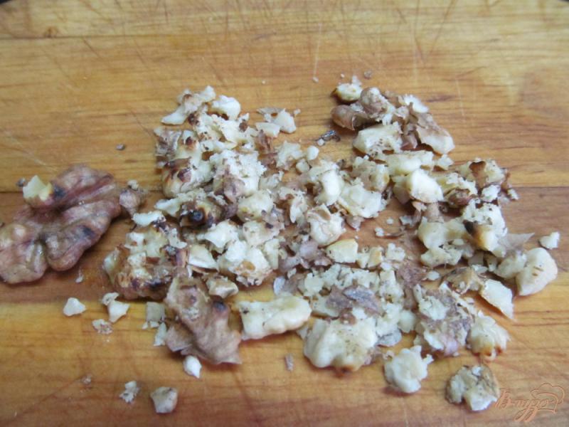 Фото приготовление рецепта: Салат из курицы орехов и яблока шаг №2