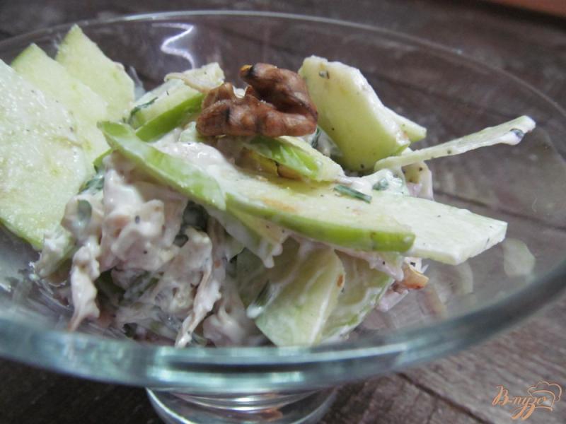 Фото приготовление рецепта: Салат из курицы орехов и яблока шаг №5