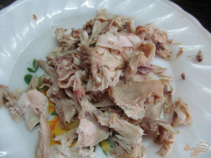 Фото приготовление рецепта: Салат из курицы орехов и яблока шаг №3
