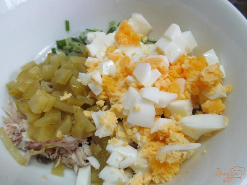 Фото приготовление рецепта: Салат из курицы соленого и свежего огурцов шаг №2