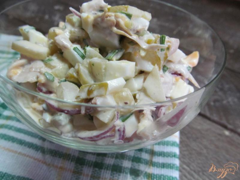 Фото приготовление рецепта: Салат из курицы соленого и свежего огурцов шаг №3