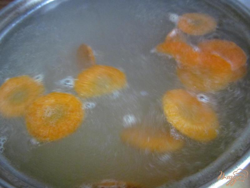 Фото приготовление рецепта: Сливочный суп с цветной капустой и сухариками шаг №2