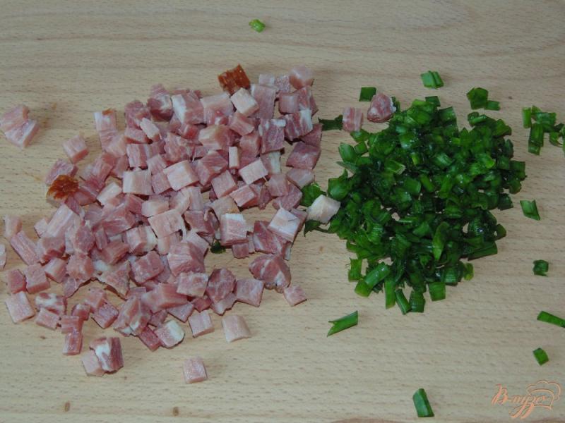 Фото приготовление рецепта: Картофельные лепешки с ветчиной и зеленым луком шаг №2