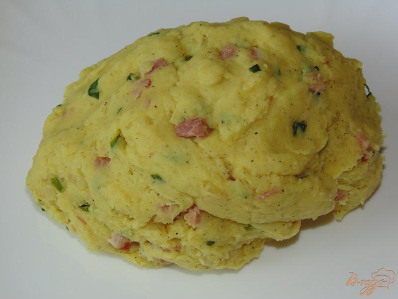 Фото приготовление рецепта: Картофельные лепешки с ветчиной и зеленым луком шаг №4