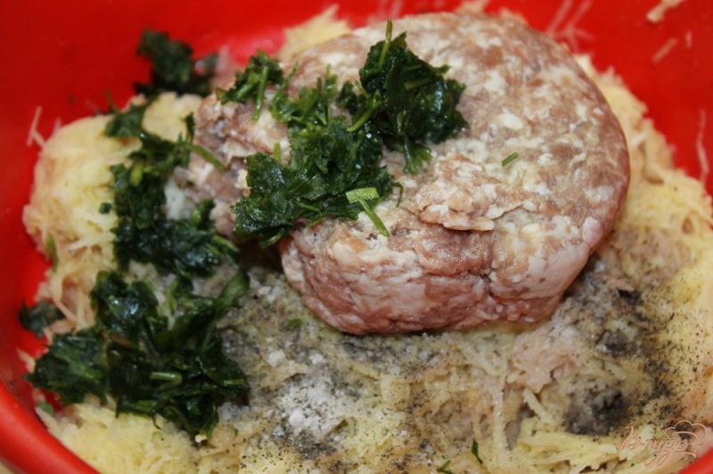 Фото приготовление рецепта: Драники со свининой и зеленью шаг №4