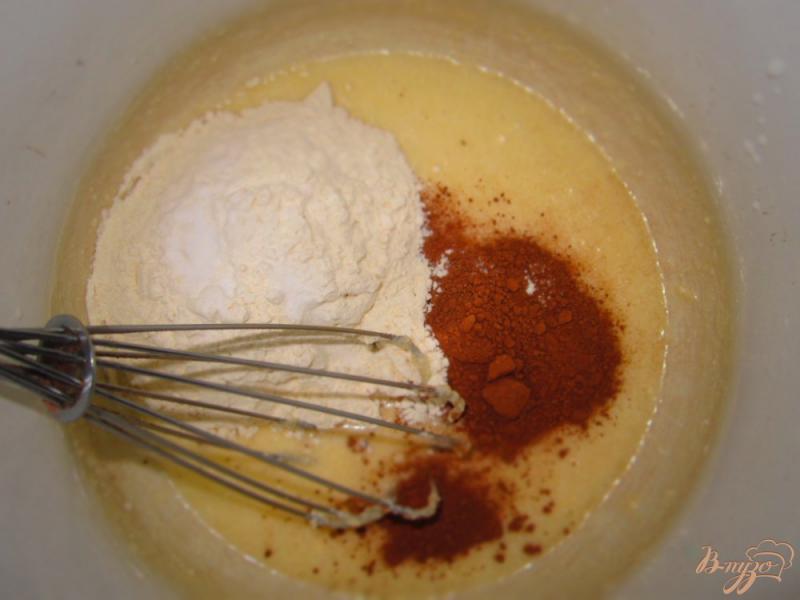 Фото приготовление рецепта: Шоколадный кекс с яблоками на кефире шаг №3