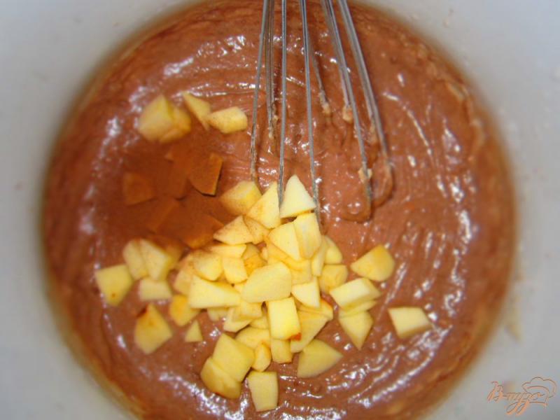 Фото приготовление рецепта: Шоколадный кекс с яблоками на кефире шаг №4