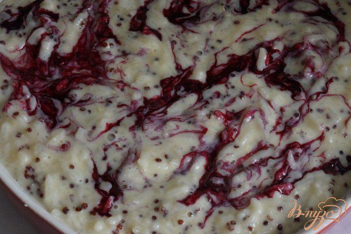 Фото приготовление рецепта: Рисовый пирог с ягодами шаг №9