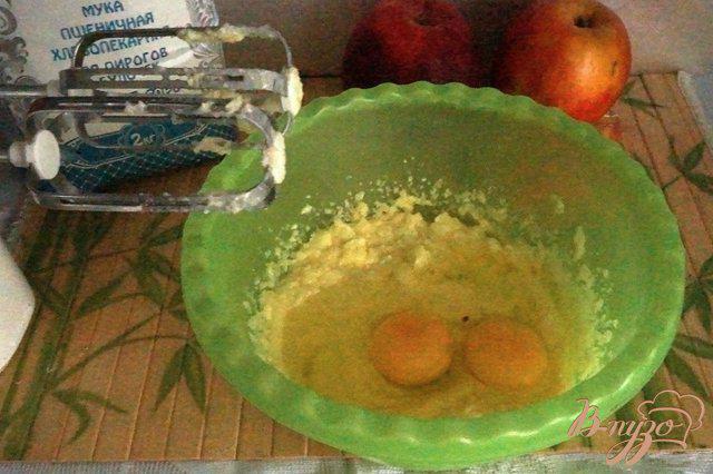 Фото приготовление рецепта: Яблочно-сырные кексы шаг №2