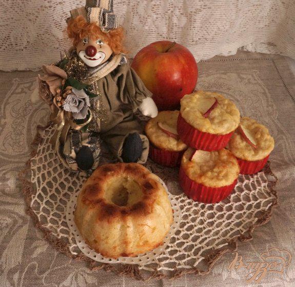 Фото приготовление рецепта: Яблочно-сырные кексы шаг №8