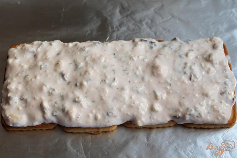 Фото приготовление рецепта: Торт без выпечки, с творожным кремом и малиной шаг №5