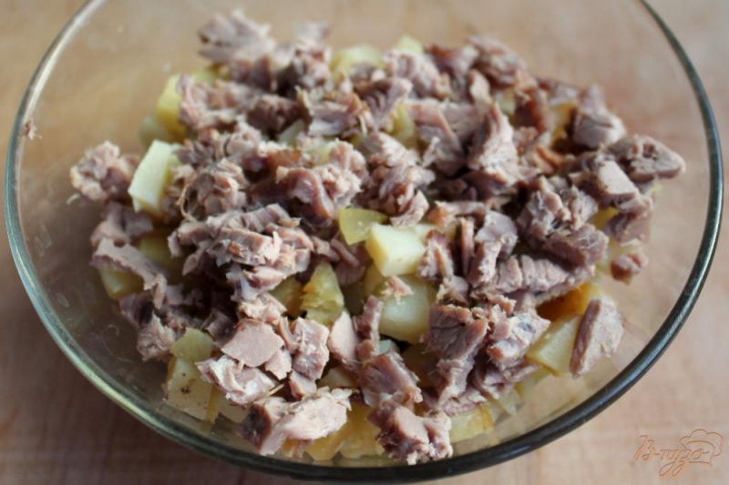Фото приготовление рецепта: Салат с картофелем соленым огурчиком и бужениной шаг №4