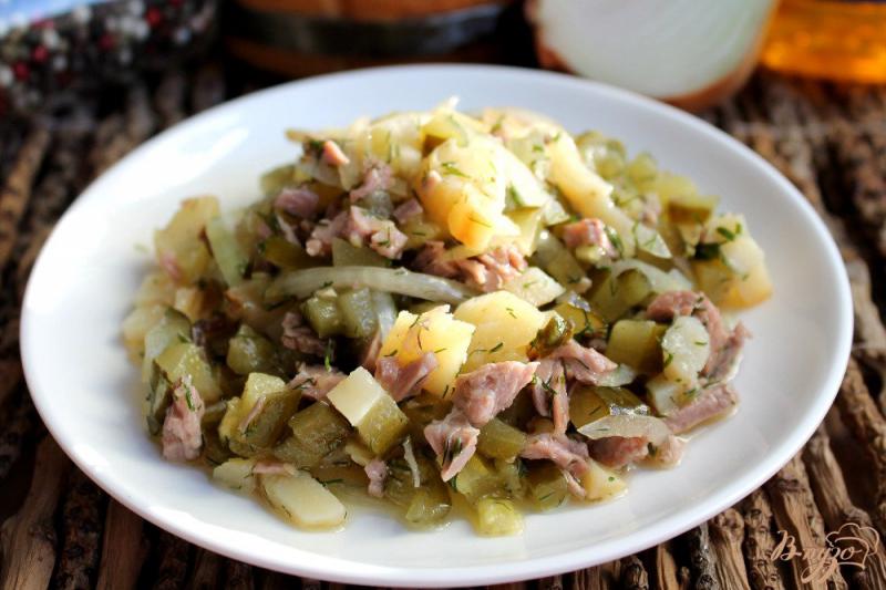 Фото приготовление рецепта: Салат с картофелем соленым огурчиком и бужениной шаг №6