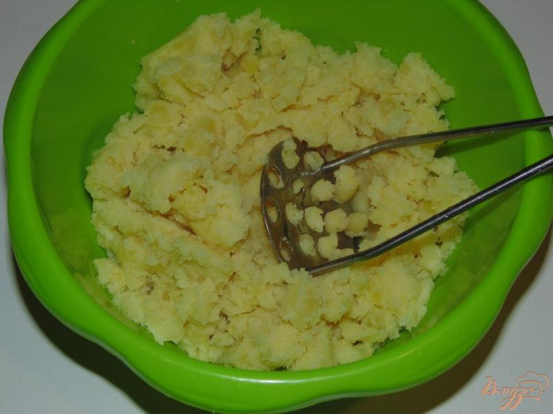 Фото приготовление рецепта: Лепешки из картофеля с жаренным луком шаг №1