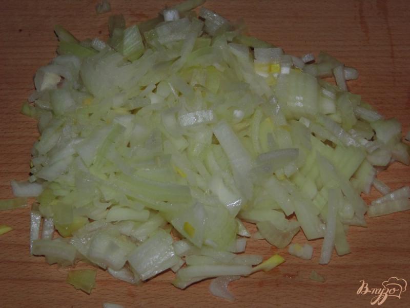 Фото приготовление рецепта: Лепешки из картофеля с жаренным луком шаг №2
