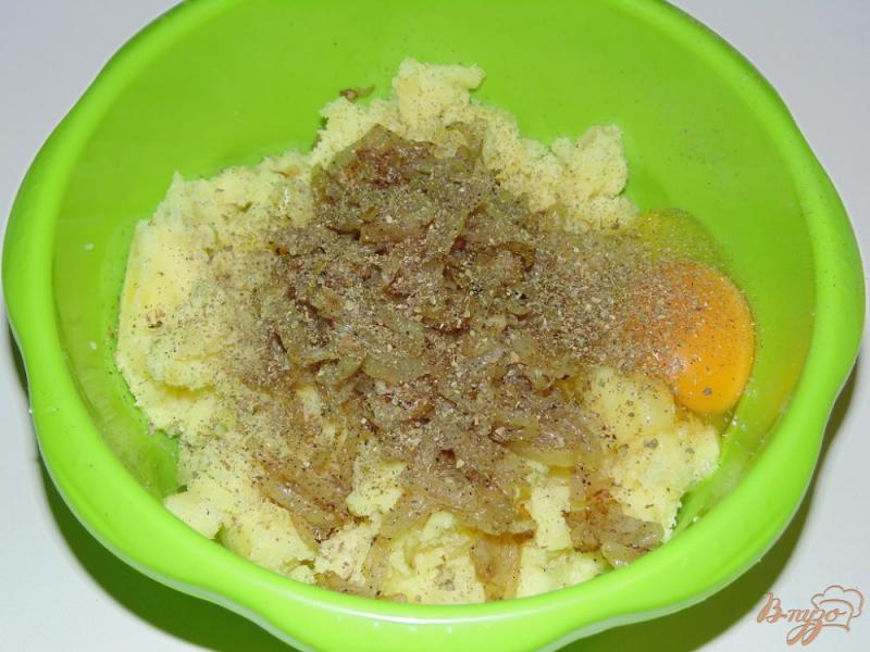 Фото приготовление рецепта: Лепешки из картофеля с жаренным луком шаг №4