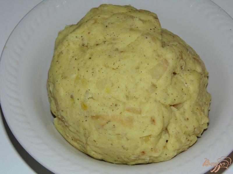 Фото приготовление рецепта: Лепешки из картофеля с жаренным луком шаг №5