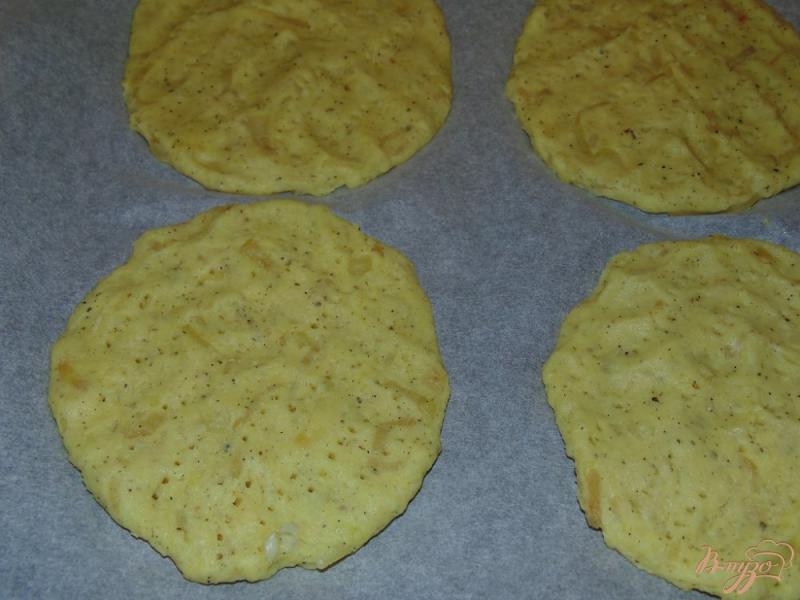 Фото приготовление рецепта: Лепешки из картофеля с жаренным луком шаг №6