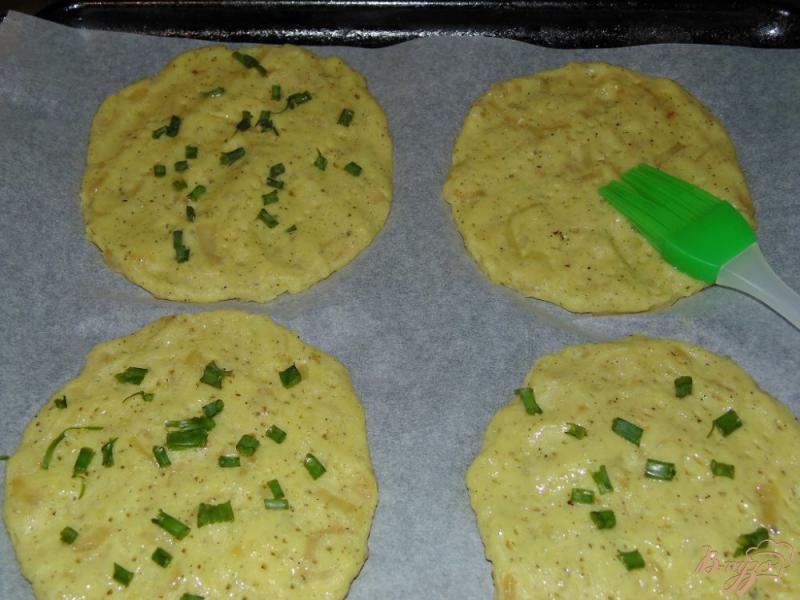 Фото приготовление рецепта: Лепешки из картофеля с жаренным луком шаг №7