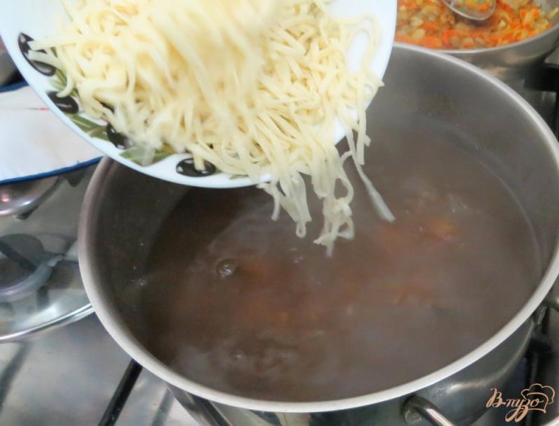 Фото приготовление рецепта: Суп из сушёных грибов с домашней лапшой шаг №7
