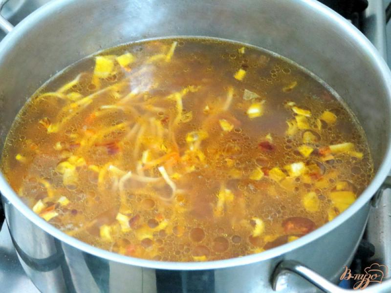 Фото приготовление рецепта: Суп из сушёных грибов с домашней лапшой шаг №8