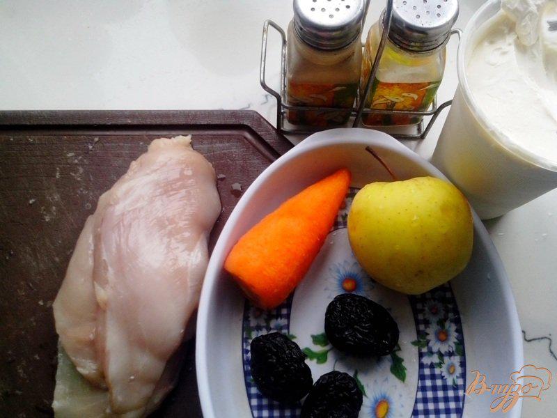 Фото приготовление рецепта: Рулетики куриные с черносливом и яблоком шаг №1
