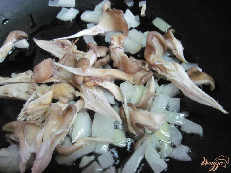 Фото приготовление рецепта: Салат из булгура с домашней ветчиной и вешенками шаг №2