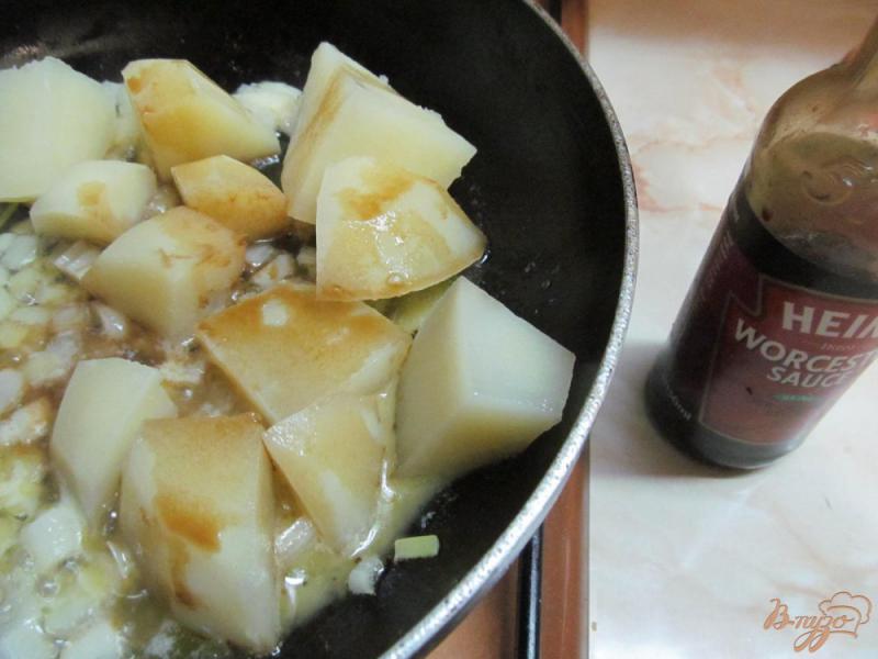Фото приготовление рецепта: Теплый картофельный салат с сосисками и маринованной свеклой шаг №2