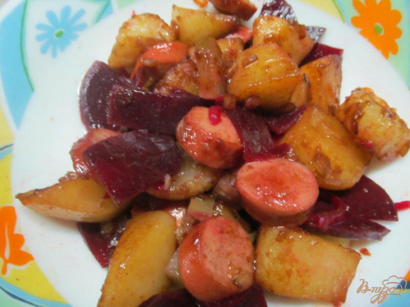 Фото приготовление рецепта: Теплый картофельный салат с сосисками и маринованной свеклой шаг №6