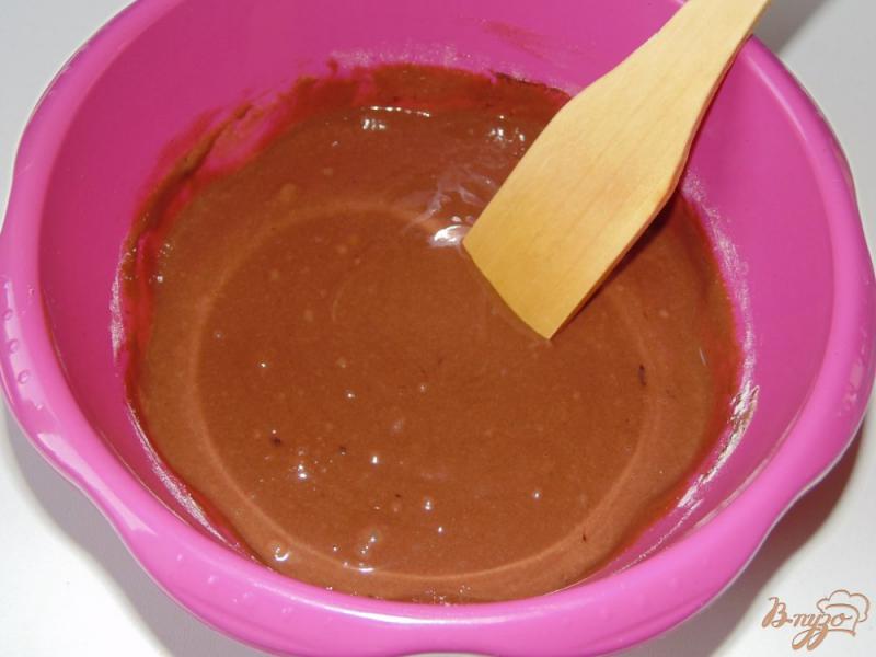 Фото приготовление рецепта: Порционные шоколадные кексы с яблоком и ванилью шаг №2