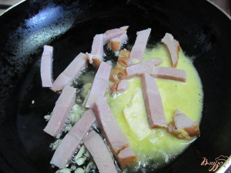 Фото приготовление рецепта: Омлет с брокколи и ветчиной шаг №2