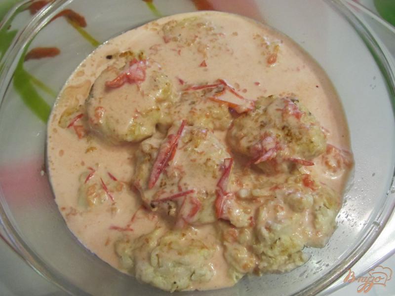Фото приготовление рецепта: Куриные тефтели в томатно-сметанном соусе шаг №9