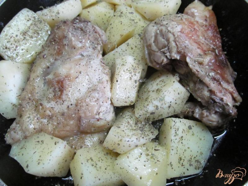 Фото приготовление рецепта: Куриные бедра с картофелем шаг №3