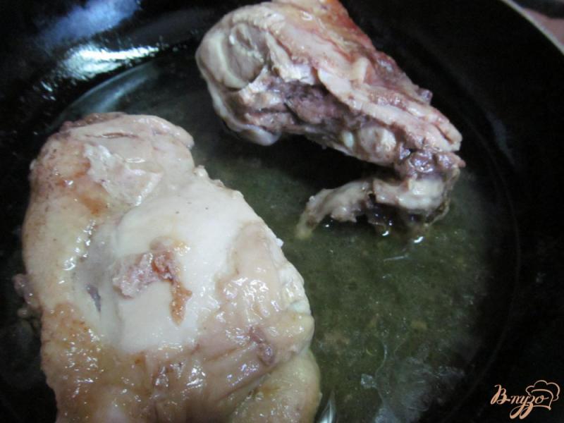 Фото приготовление рецепта: Куриные бедра с картофелем шаг №2