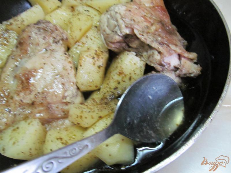 Фото приготовление рецепта: Куриные бедра с картофелем шаг №4