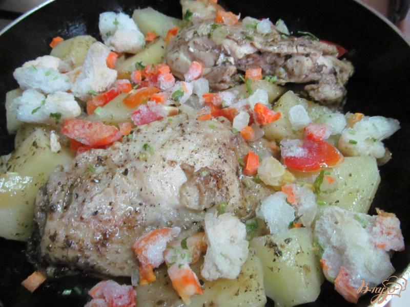 Фото приготовление рецепта: Куриные бедра с картофелем шаг №5
