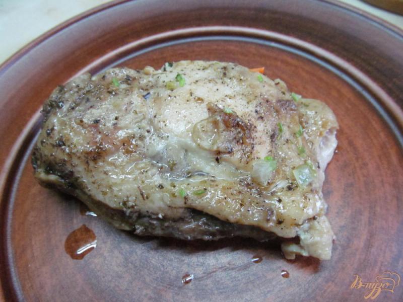 Фото приготовление рецепта: Куриные бедра с картофелем шаг №6
