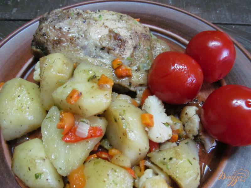 Фото приготовление рецепта: Куриные бедра с картофелем шаг №7