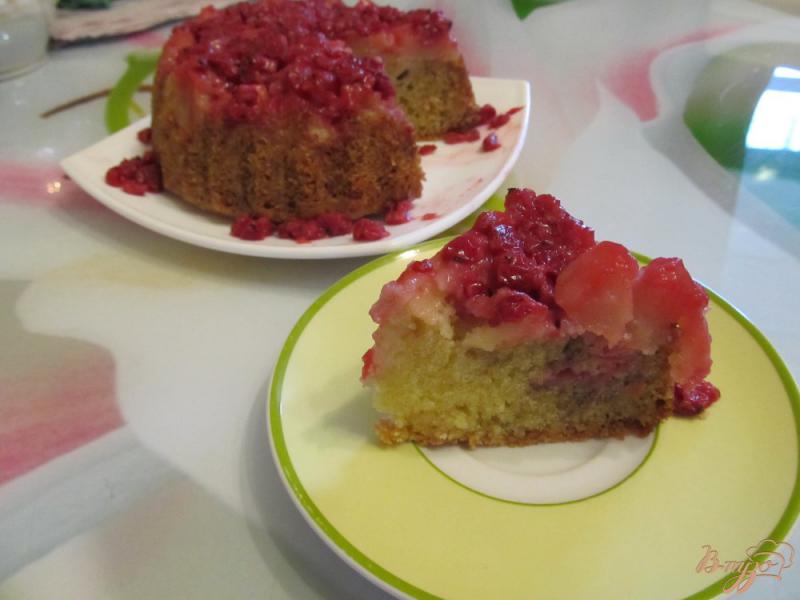 Фото приготовление рецепта: Пирог с яблоками и красной смородиной шаг №12