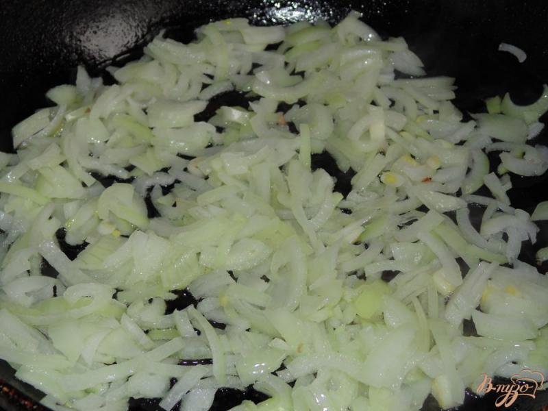 Фото приготовление рецепта: Рис с шампиньонами и соевым соусом шаг №3