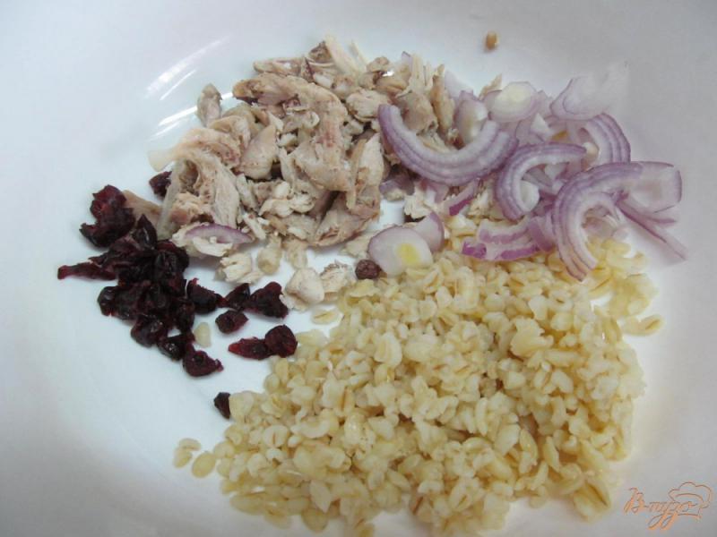 Фото приготовление рецепта: Салат с булгуром клюквой и куриным мясом шаг №1