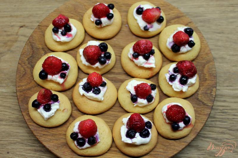 Фото приготовление рецепта: Бисквитное печенье с маскарпоне и ягодами шаг №6