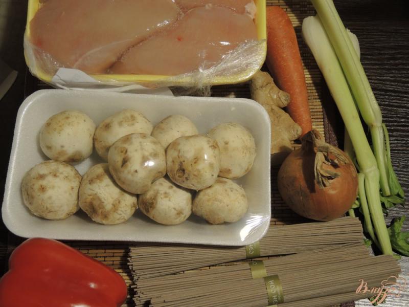 Фото приготовление рецепта: Гречневая лапша (соба) с курицей и овощами шаг №1