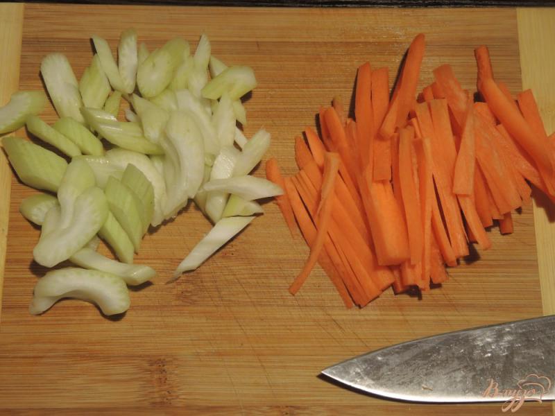 Фото приготовление рецепта: Гречневая лапша (соба) с курицей и овощами шаг №5