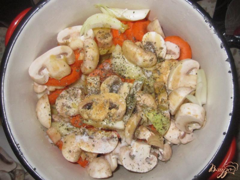 Фото приготовление рецепта: Пряная свинина запеченная с овощами шаг №5