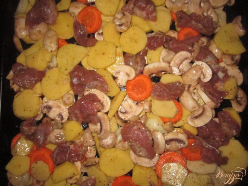 Фото приготовление рецепта: Пряная свинина запеченная с овощами шаг №6