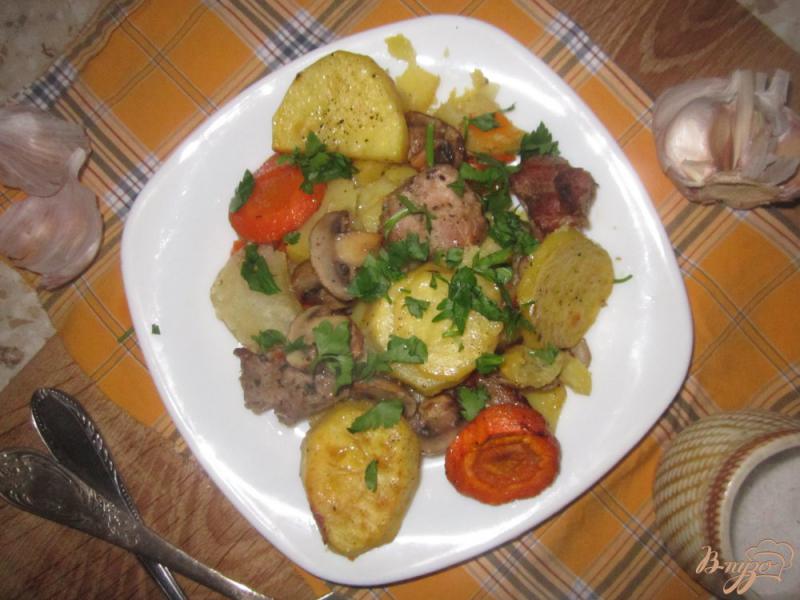 Фото приготовление рецепта: Пряная свинина запеченная с овощами шаг №7